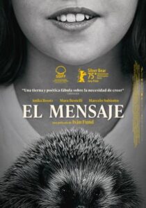 Cartel de la película con una niña y paisajes argentinos en blanco y negro.