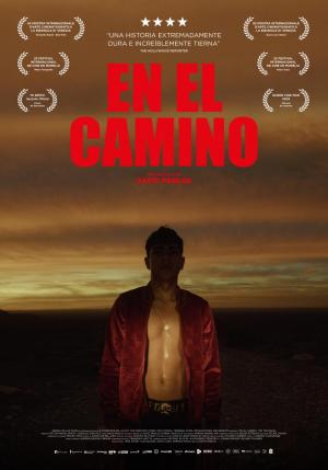 Dos hombres compartiendo un viaje en un camión en la carretera.