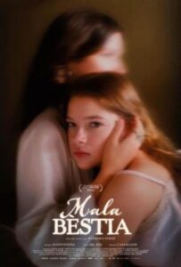 Cartel de la película con una joven en un entorno bosque oscuro