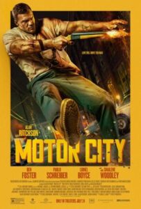 Cartel de la película Motor City con Alan Ritchson en primer plano.