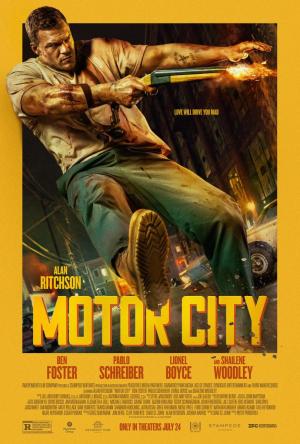 Cartel de la película Motor City con Alan Ritchson en primer plano.