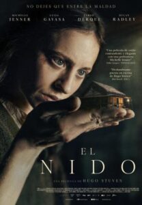 Un ambiente oscuro y claustrofóbico en una casa aislada.
