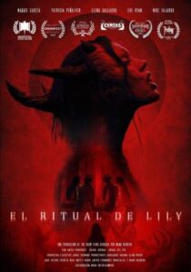 Cartel de película de terror con un bosque oscuro y elementos de brujería.