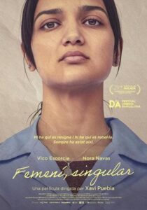 Cartel de la película Femení, singular con una joven mexicana en Barcelona.