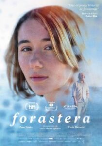 Cartel de Forastera con paisajes de Mallorca y personajes en primer plano.