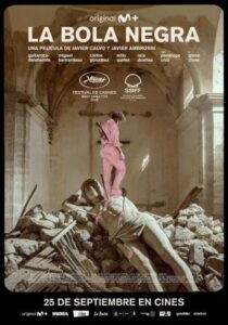 Cartel de la película con imágenes vibrantes y personajes en acción.