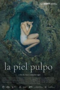 Cartel de la película con paisajes marinos y dos jóvenes en primer plano.