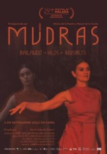 Mónica y Nazaré de la Fuente bailando en un escenario con elementos culturales de España e India.
