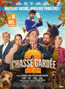 Escena de la película con un paisaje rural y personajes principales