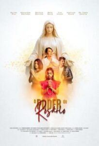 Cartel de la película con la imagen de una niña sosteniendo un rosario