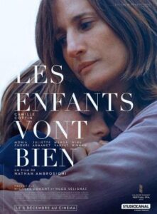 Cartel de la película con dos niños y una mujer en un ambiente familiar.