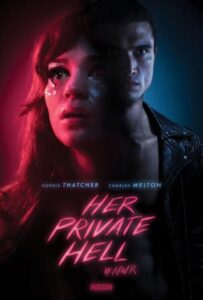 Cartel de película con luces de neón y niebla en una ciudad futurista.